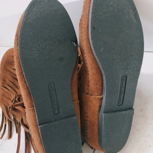 Brand New Minnetonka Fringe Boots Sz 6 - Picture 4 of 5